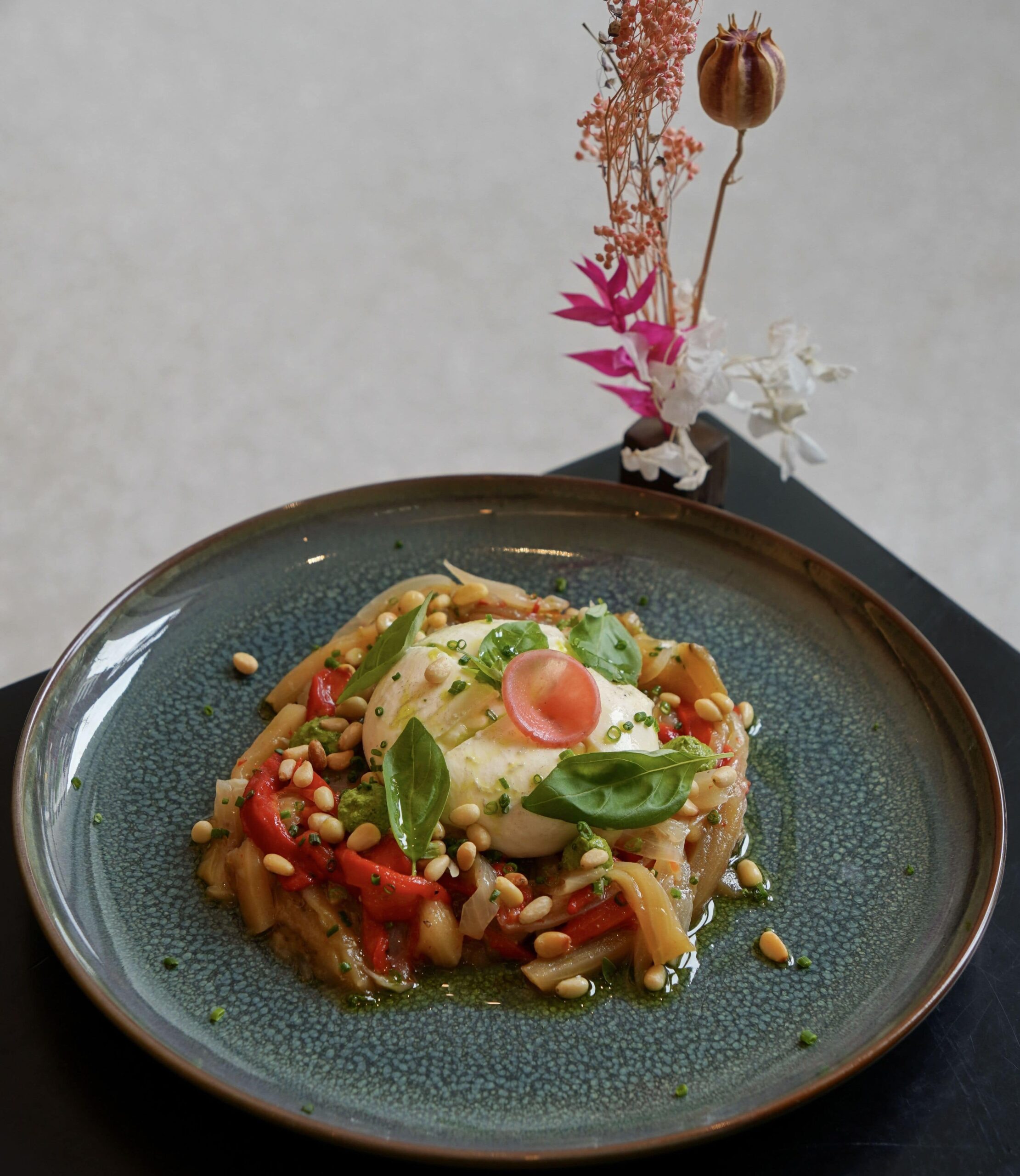 Burrata Provençale – Le Nabi Burrata Provençale, escalivada de légumes de saison, burrata fumée, pistou, pain toasté