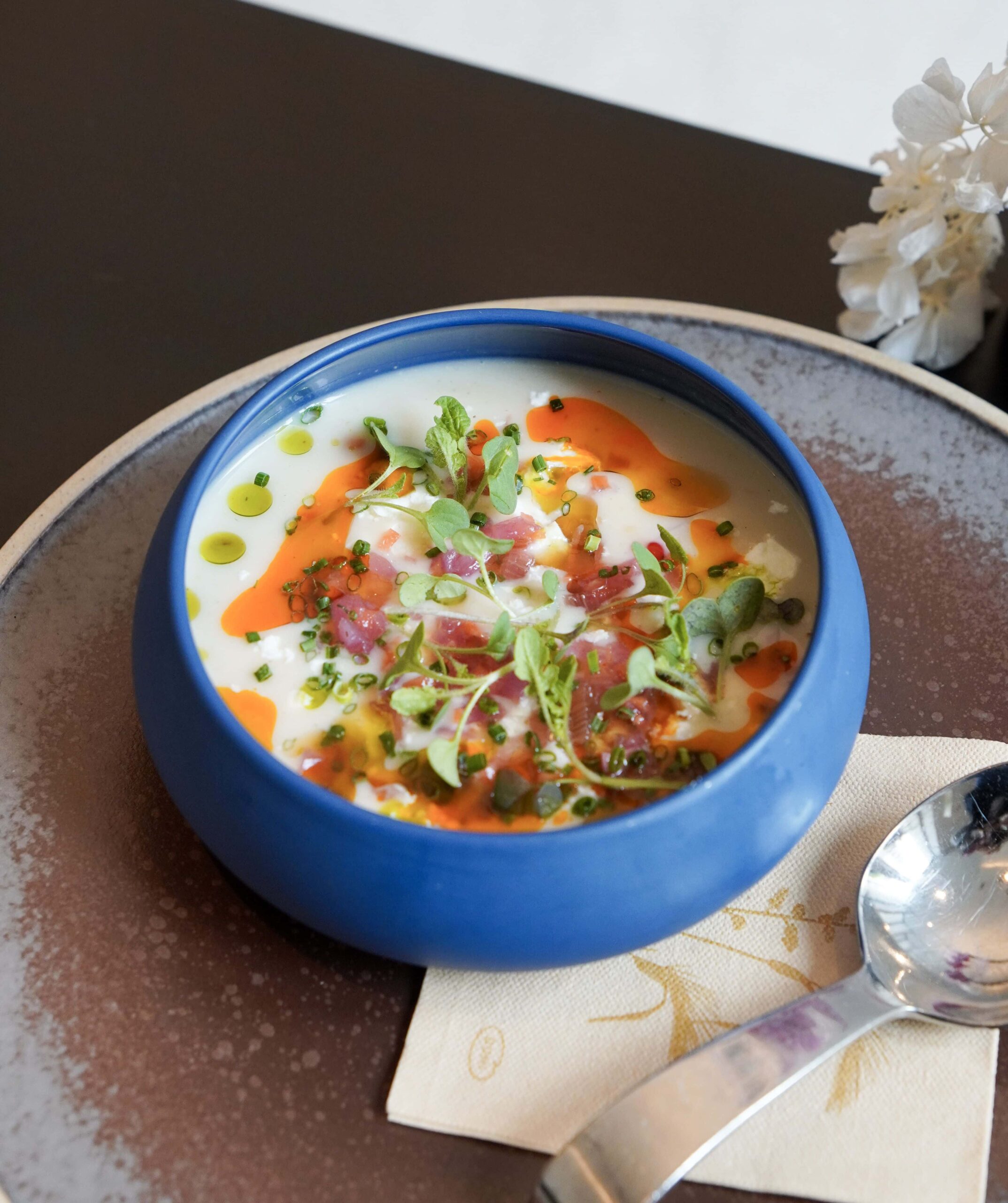 Chou-fleur et café – Le Nabi Chou-fleur et café (Velouté froid de chou-fleur, feta brûlée, huile de café, copeaux de légumes de saison)