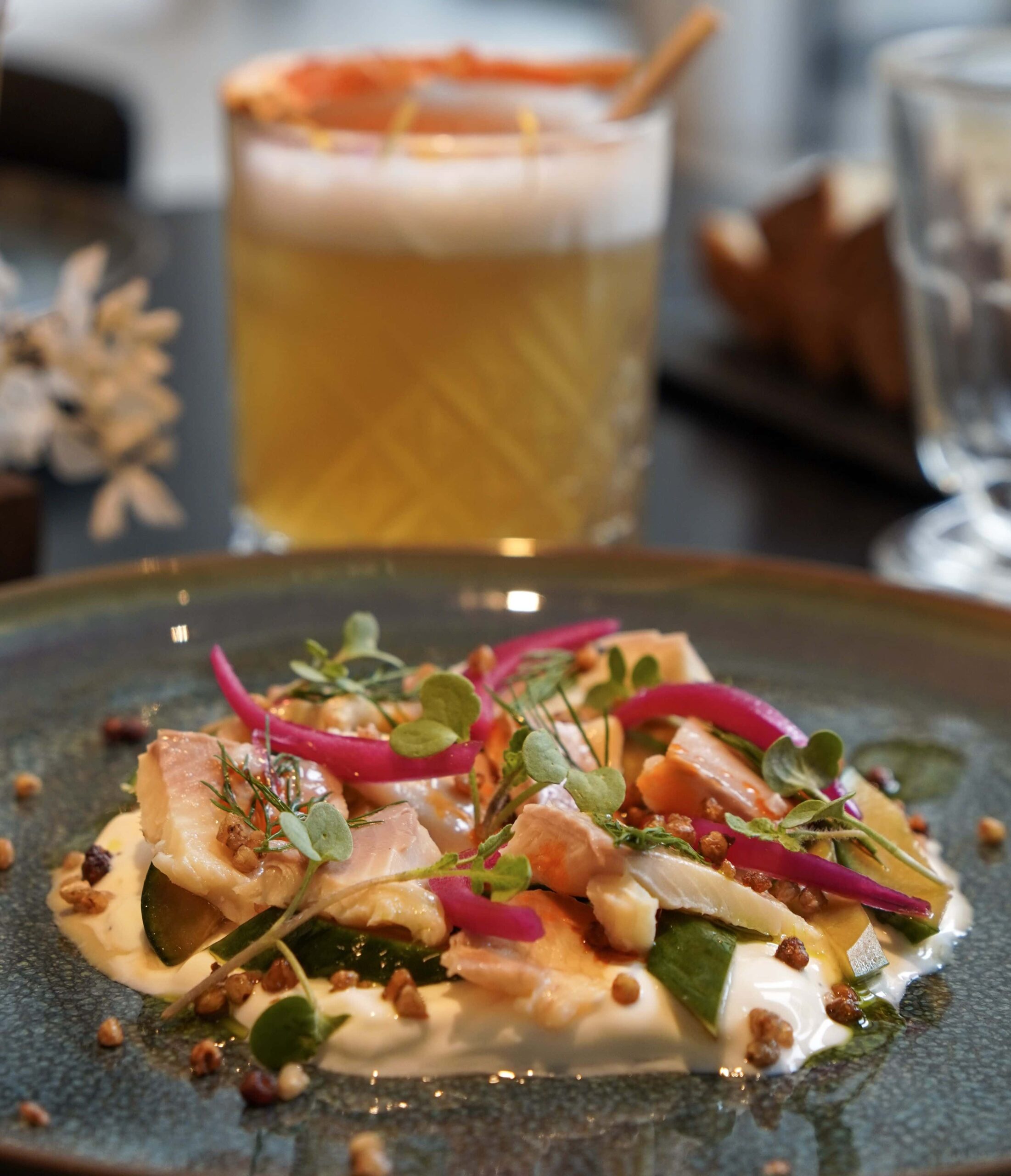 Truite fumée de Chailly – Le Nabi Truite fumée de Chailly, concombre mariné, labneh au Sichuan, pickles d’oignons rouges, sarrasin torréfié